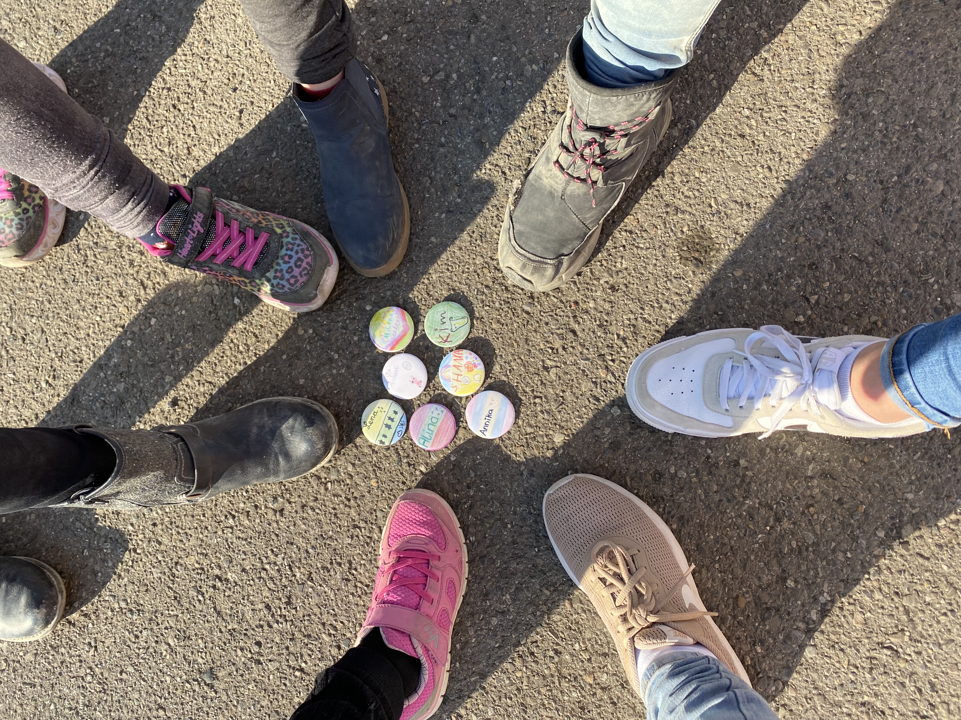  Fußbilder der Mädchengruppe mit selbst gestalteten Buttons 