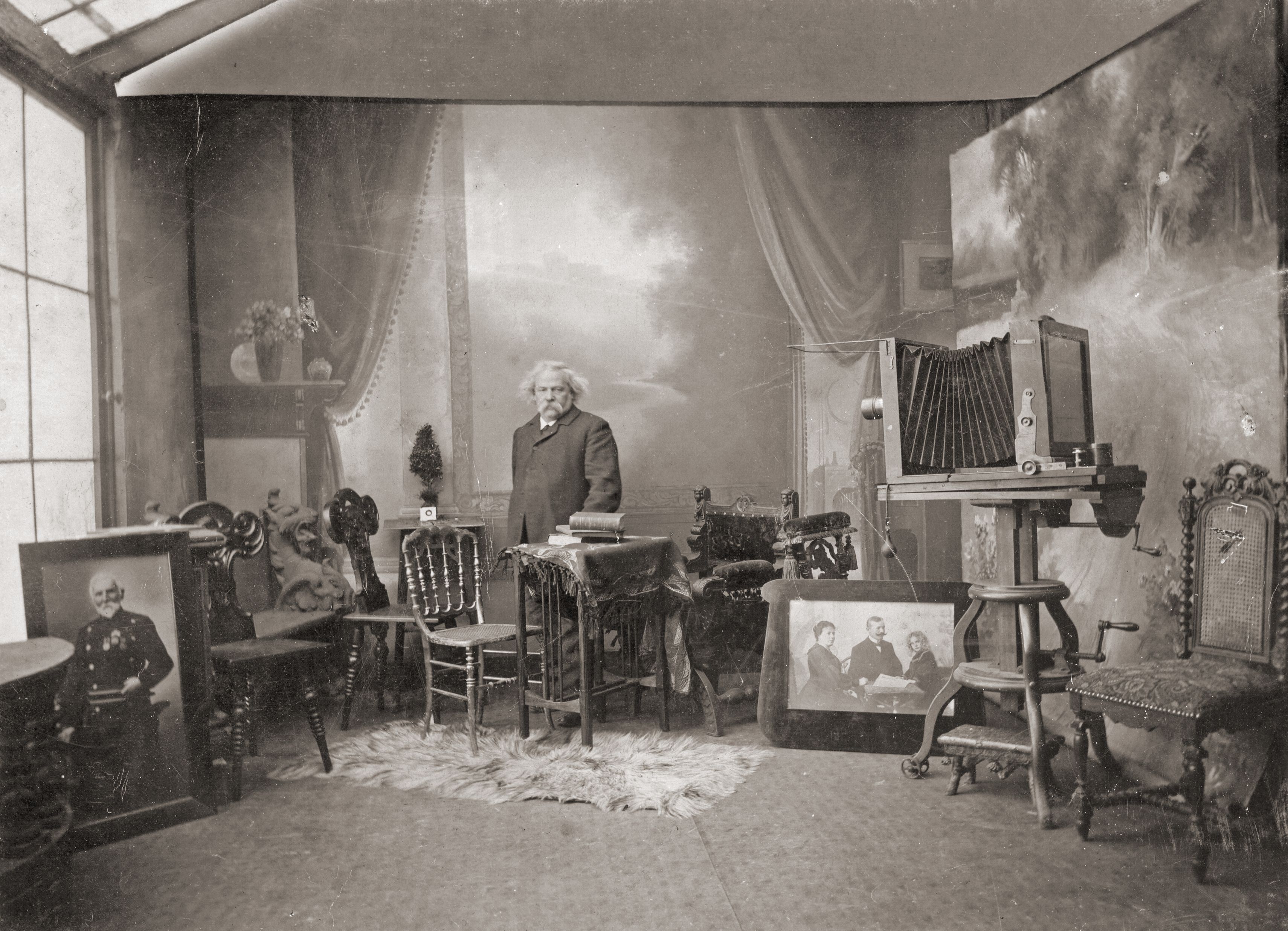  Der Fotograf Raimund Hotz in seinem Atelier. 