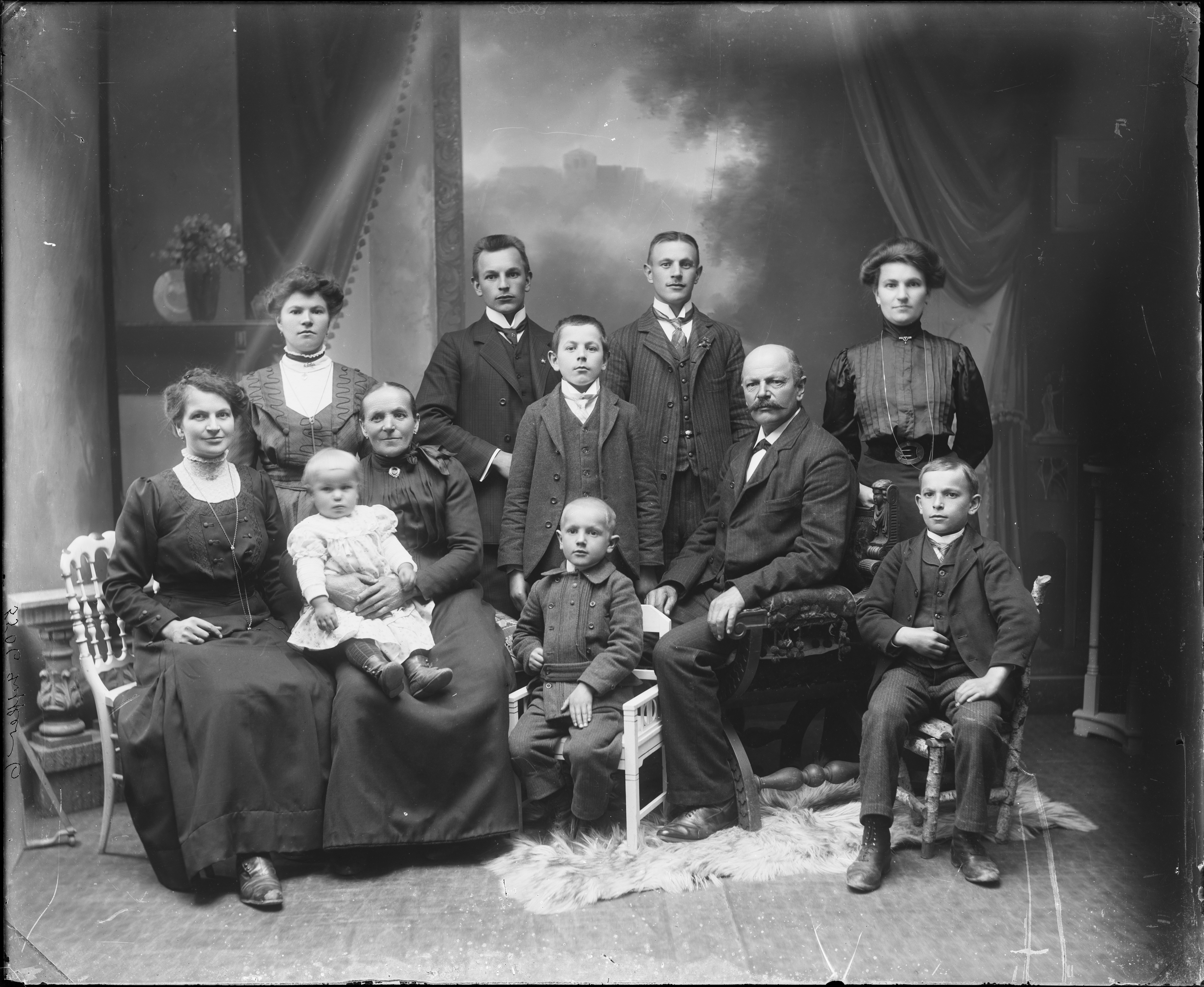  Familienbildnis der Familie Oswald Löffler aus Boll vom 19.09.1911 