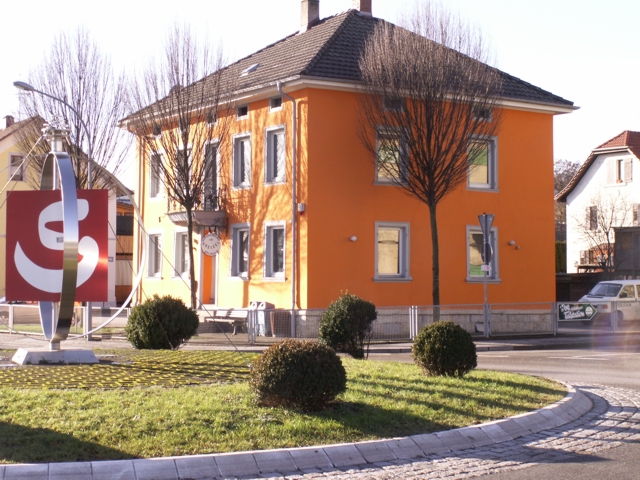  Orangenes Haus am Kreisel in Stockach. JuKuz 