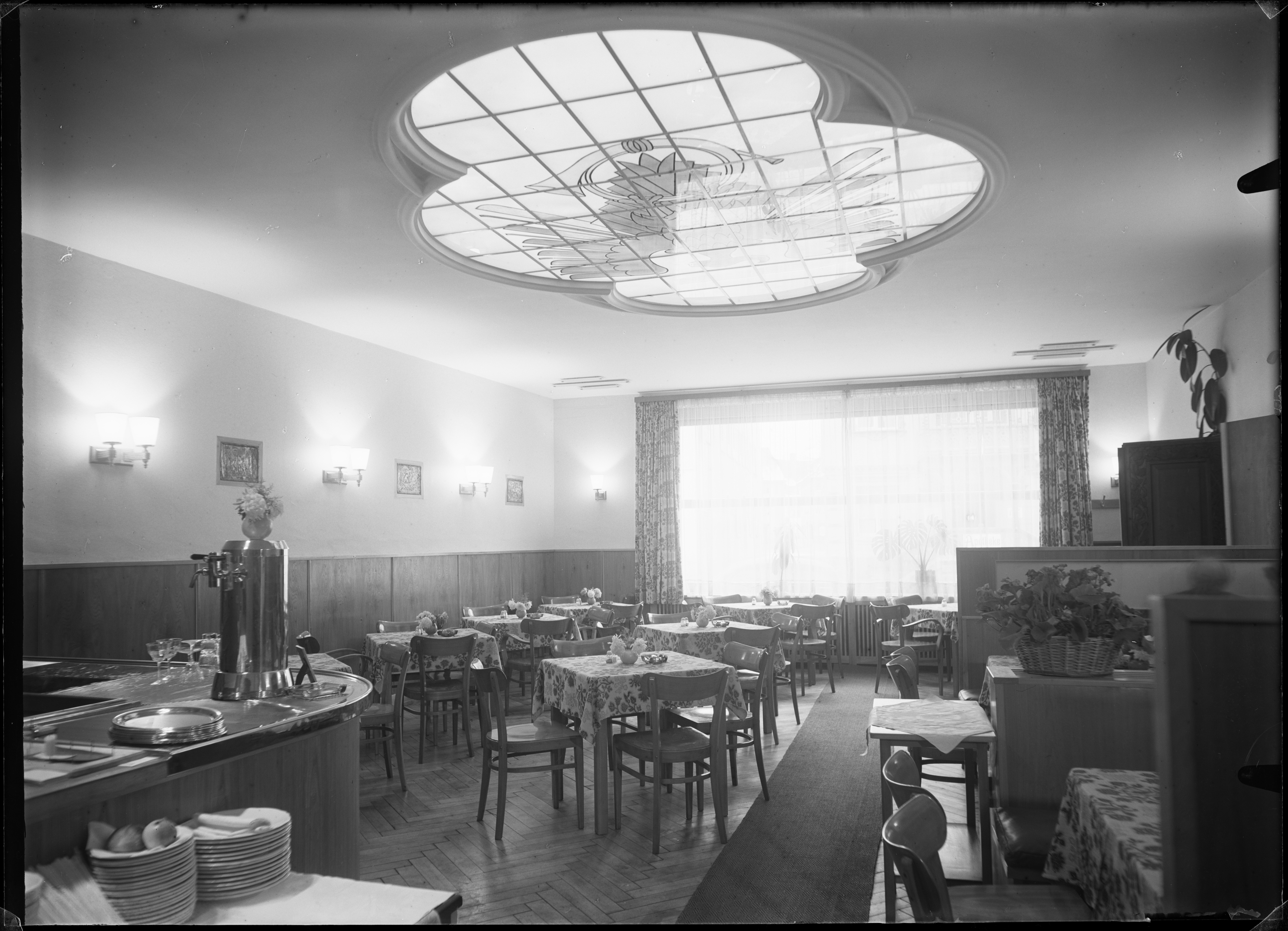 Im Gastraum des Hotels Adler-Post. Hotels setzten früh Licht ein und waren auch Pioniere der Nutzung elektrischer Haushaltsgeräte, Stadtarchiv Stockach, Bildarchiv Foto Hotz. 
