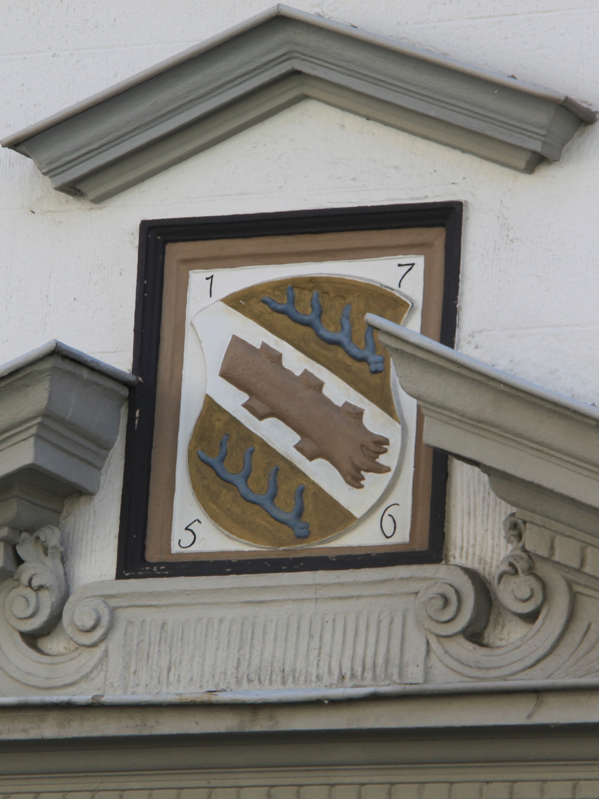  Wappen über dem Torbogen 
