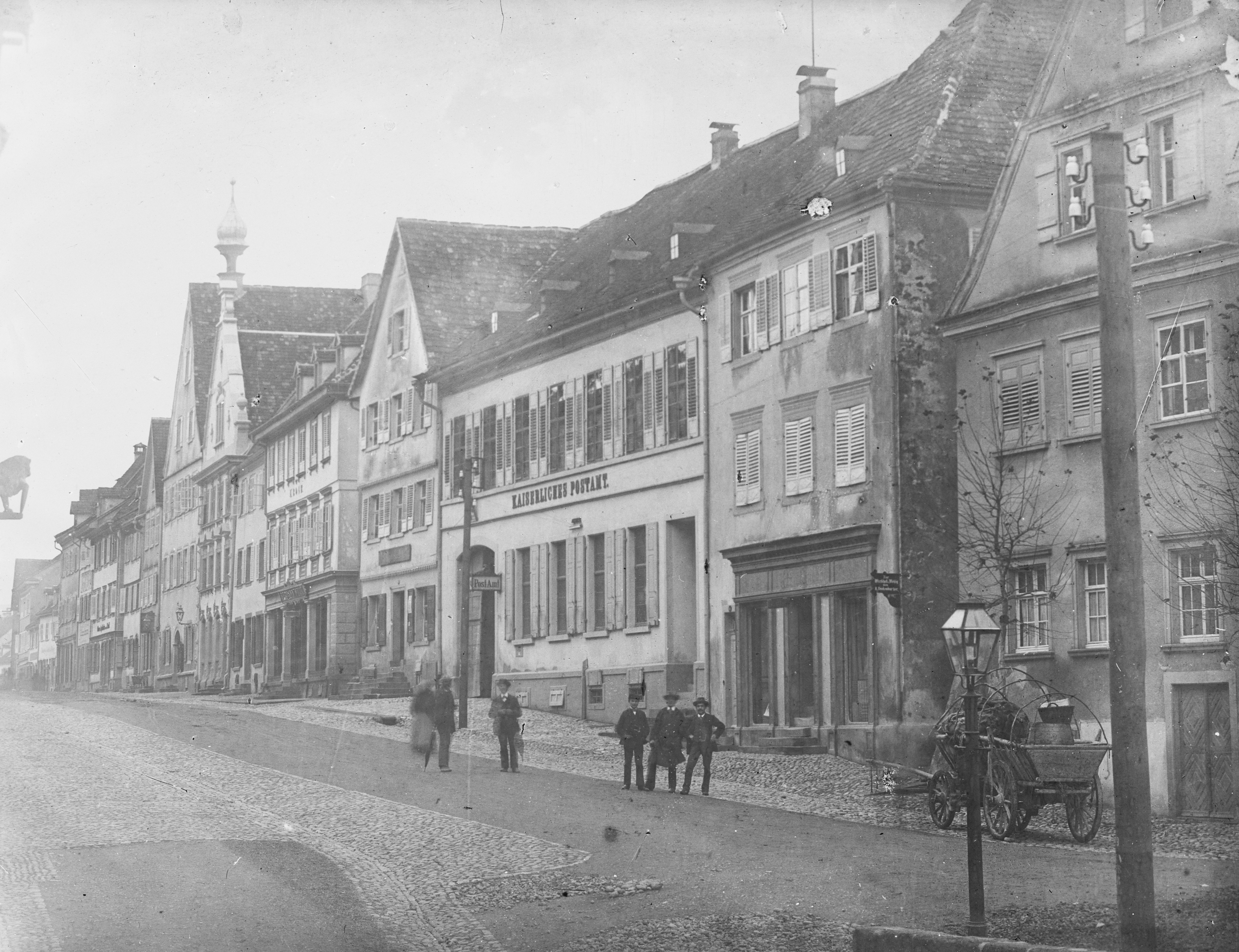  Die Hauptstraße um 1905 mit einer Gaslaterne. Im Hintergrund führen die Telegrafenleitungen direkt ins Postamt, Stadtarchiv Stockach, Bildarchiv Foto Hotz 
