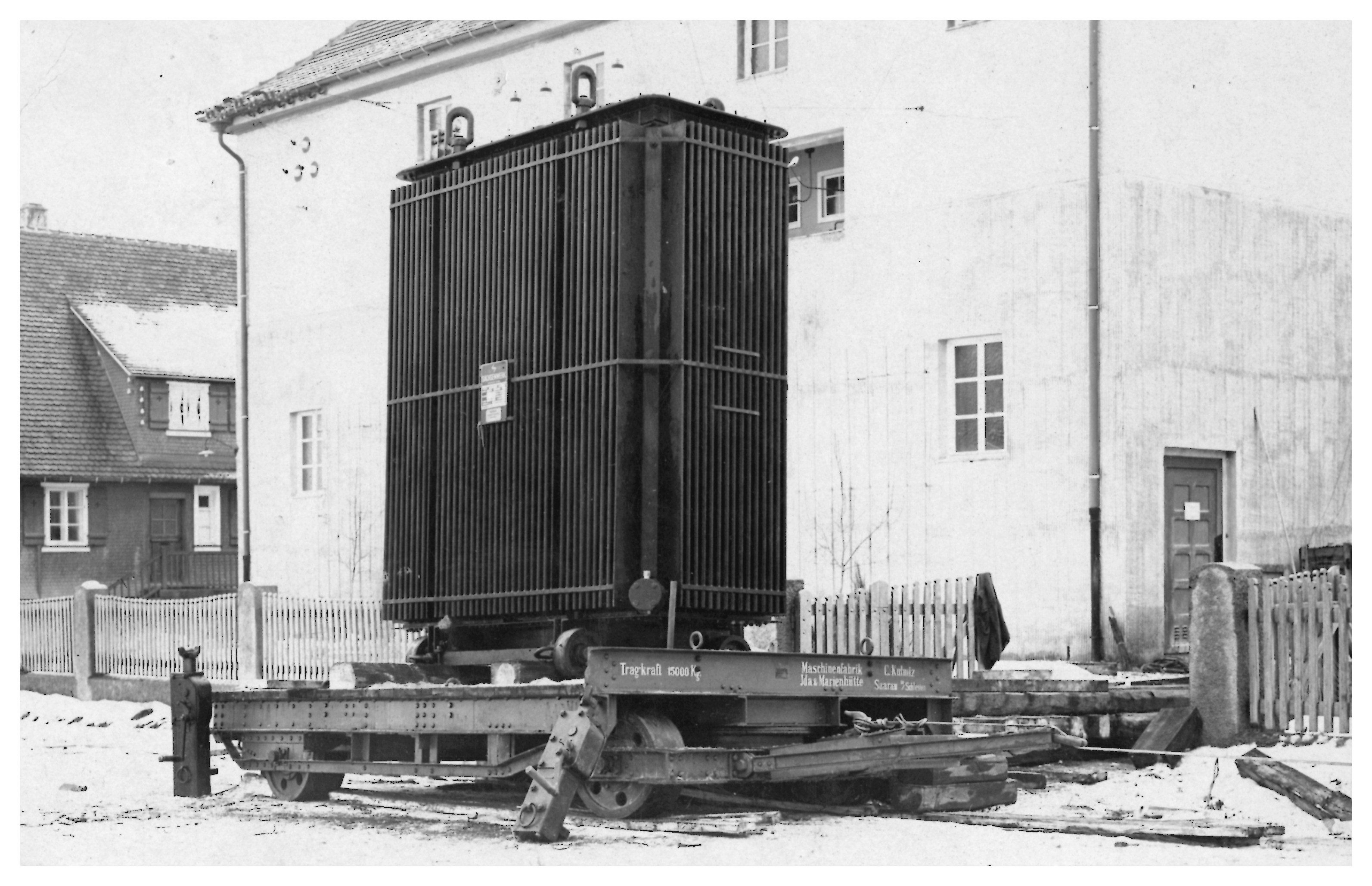  Bild des ersten Stockacher Trafos am damaligen Sitz des Badenwerks im Josefsheim, Bild: Leihgabe Heinz Eschle 