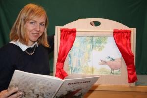 Bilderbuchkino im Kamishibai mit Frau