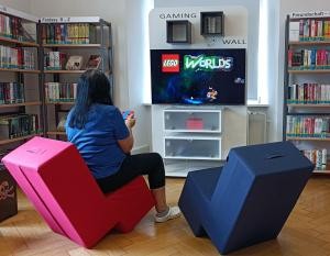 Frau spielt an Gamingwall Nintendo Switch