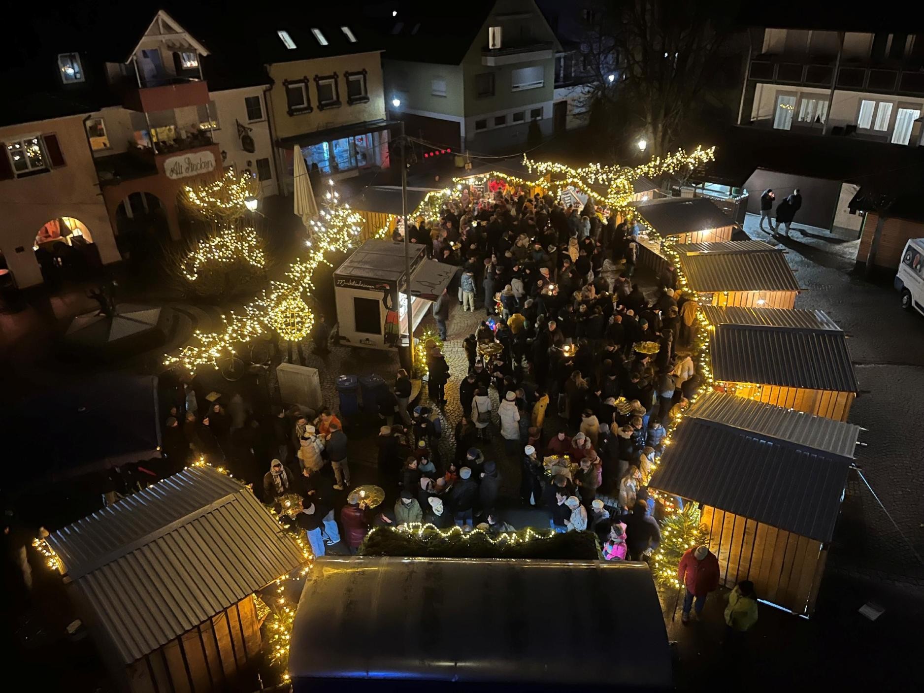 Winterzauber Stockach viele Leute und diverse Essensstände am Winterzauber