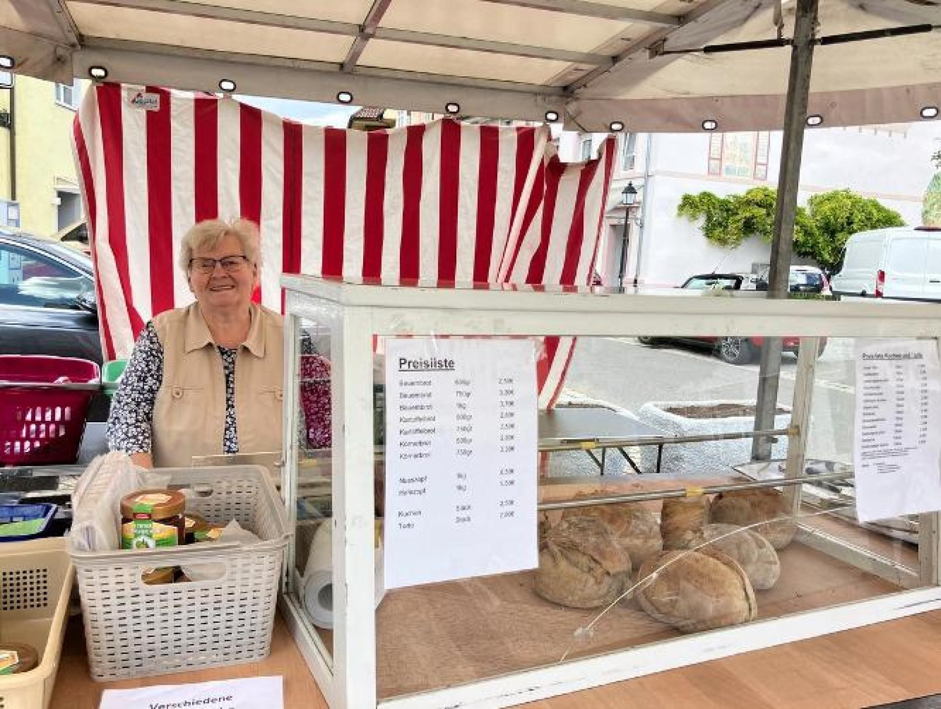 Frau mit ihren Wochenmarkt stand Frau mit ihren Wochenmarkt stand