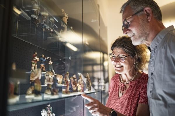 Ehepaar steht vor der Terakotten-Vitrine