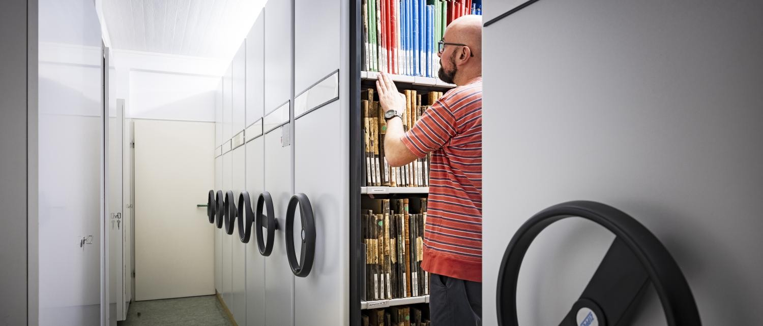 Foto: Ilia Mess Eine Reihe alter Bücher