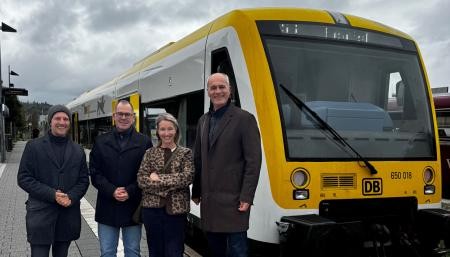 Vier Bürgermeister am Bahnsteig