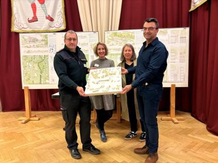 Preisverleihung beim Wettbewerb: Die Jury präsentiert den Gewinnerentwurf