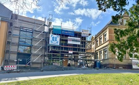 Der Zwischenbau an der Grundschule ist eingegrüstet 