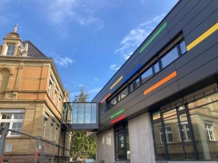 Der Zwischenbau an der Grundschule ist eingegrüstet 