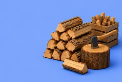 Ein Stapel Holz steht neben einer Axt
