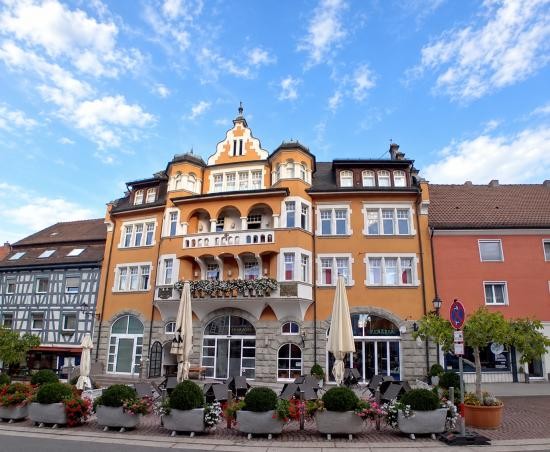 Zeigt das Eiscafé im Gebäude "Adler Post"