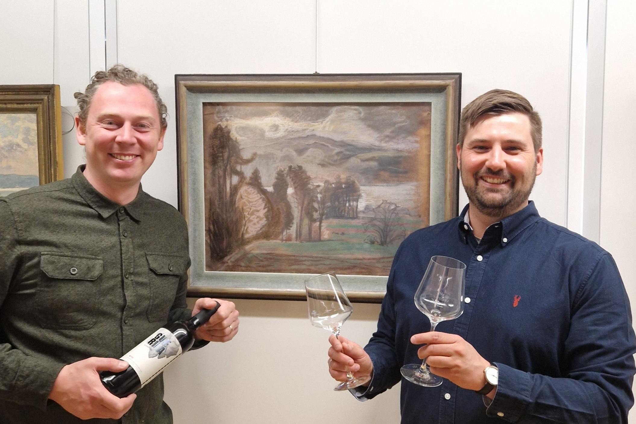 Julian Windmöller & Hr Scholz halten Weinglas in die Luft