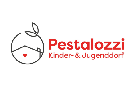 zeigt Logo Pestalozzi Kinder & Jugenddorf, Regale mit verschiedenen Produkten im Pestalozzi Dorfladen.
