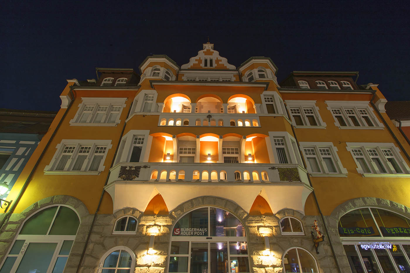 Bürgerhaus bei Nacht mit Beleuchtung