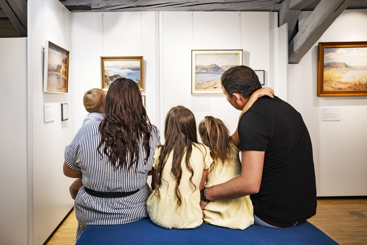 Eine Familie betrachtet ein Bild 