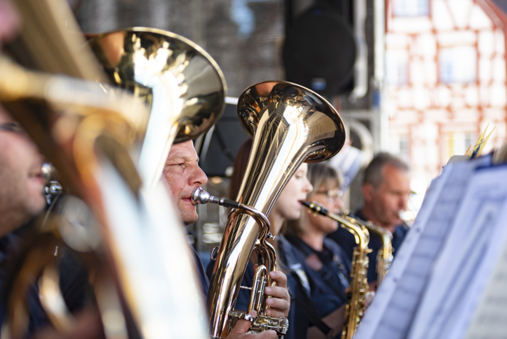 Band spielt abends auf der Bühne