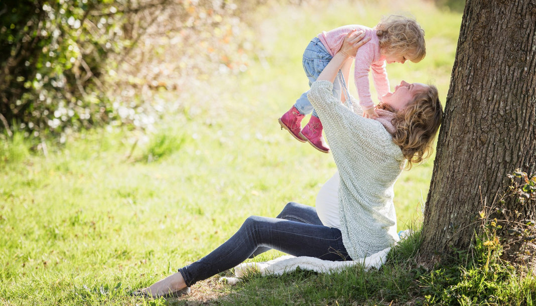 Eine Mutter spielt mit ihrer Tochter