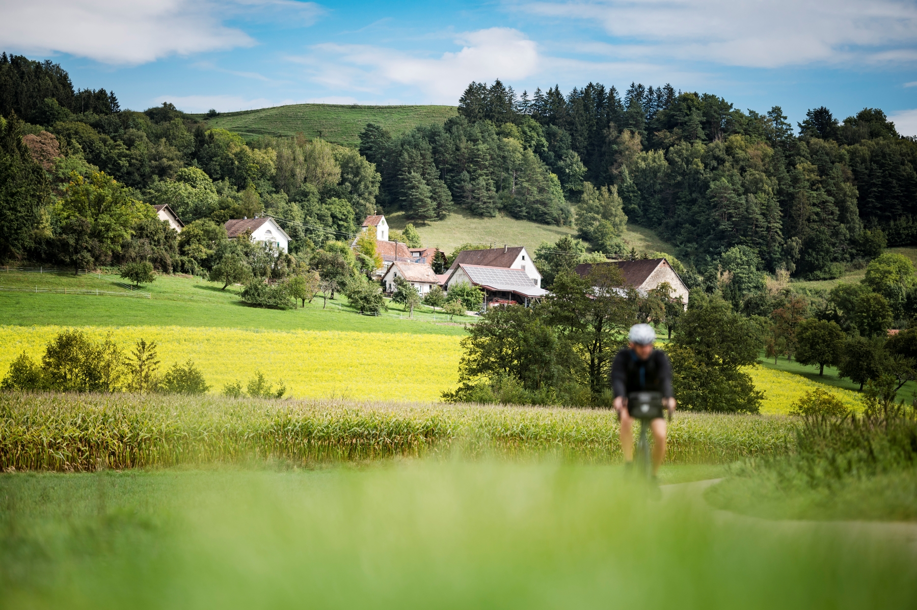 Ein Radfahrer durchquert Mahlspüren im Tal