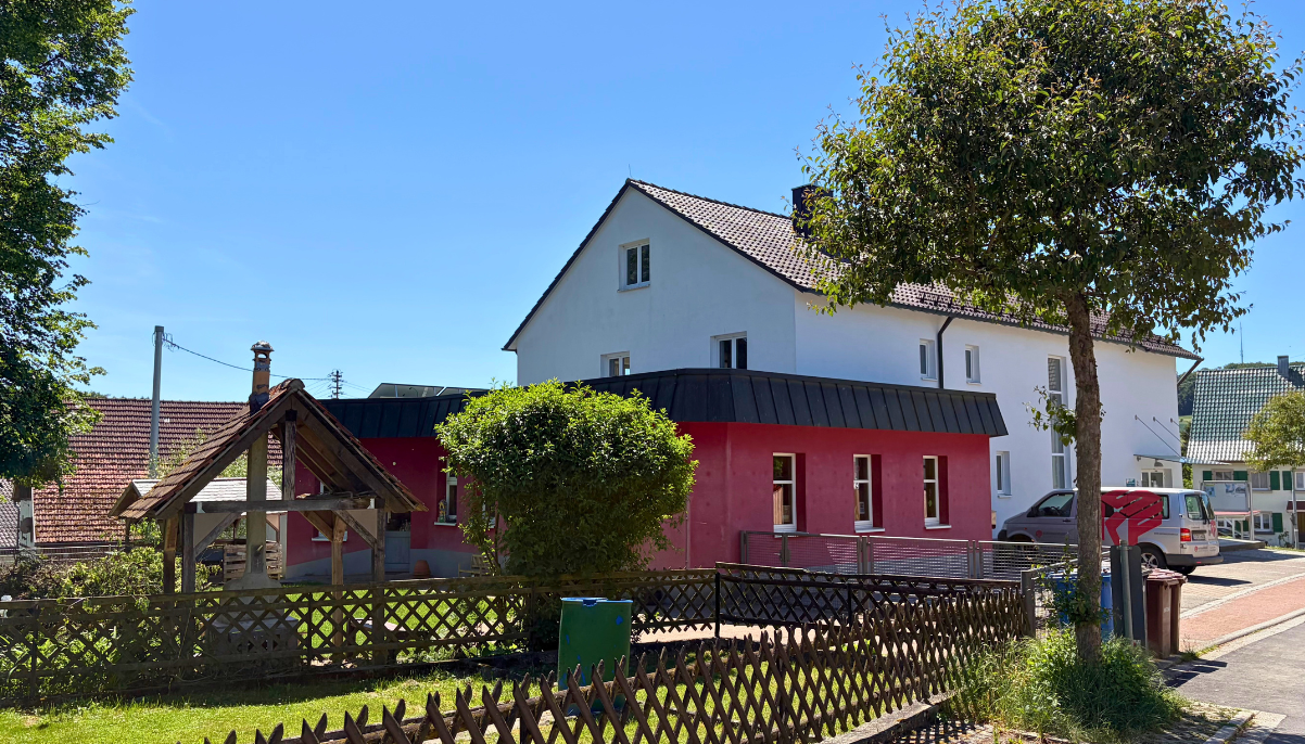 Frontansicht des Kindergartens Fuchsbau in Hoppetenzell 
