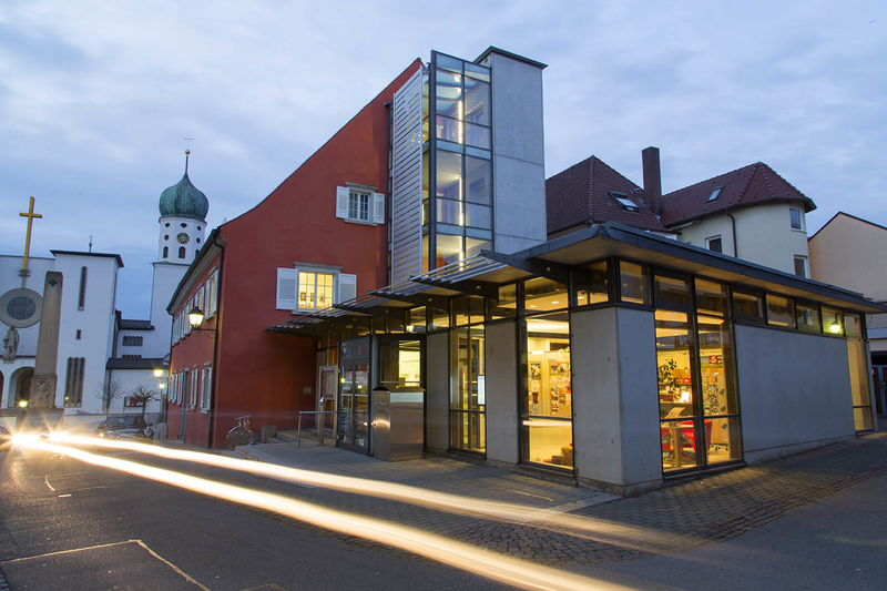 Aufnahme vom Kulturzentrum Altes Forstamt von außen bei Dämmerung