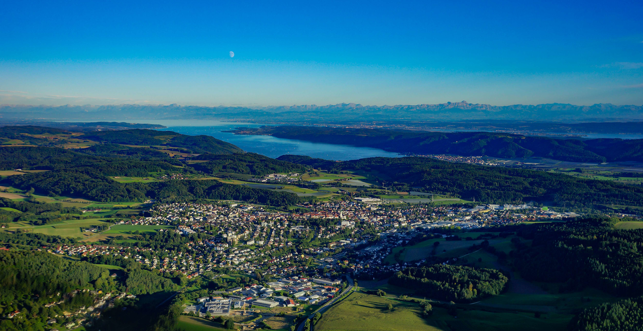 Luftbildaufnahme mit Blick zum Bodensee