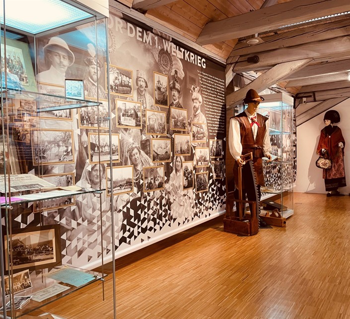 Ausstellungsraum von innen mit Zimmererfigur