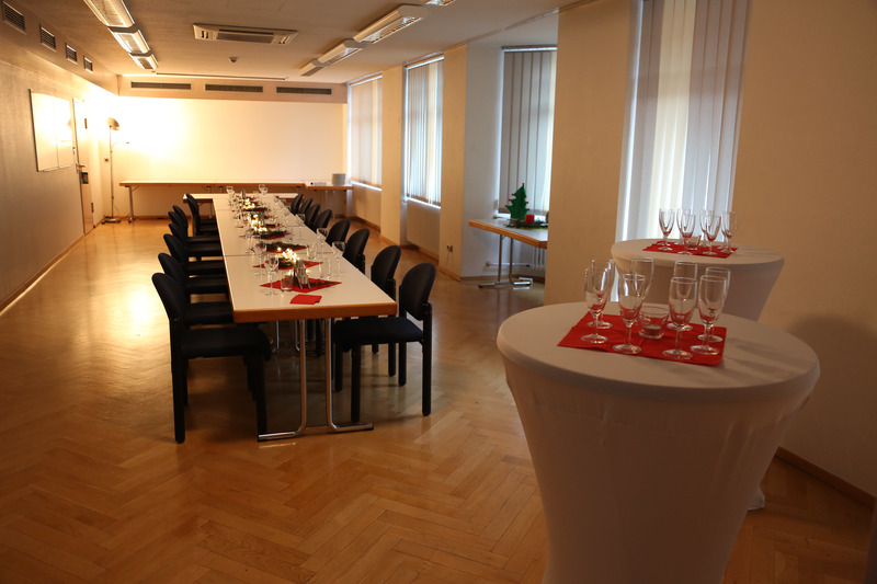 Konferenzraum mit Stehtischen